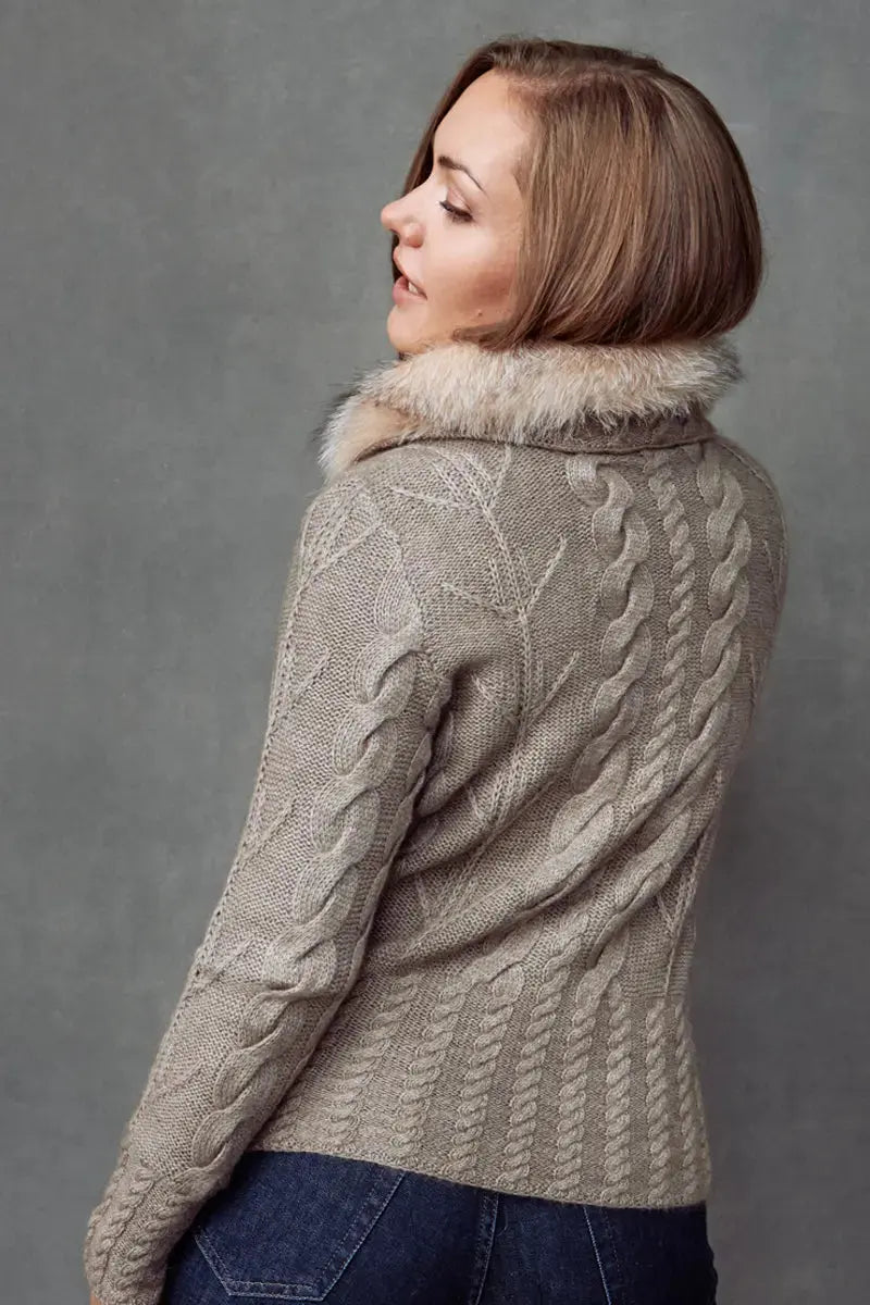 Adeli_w_collar by Qiviuk Boutique