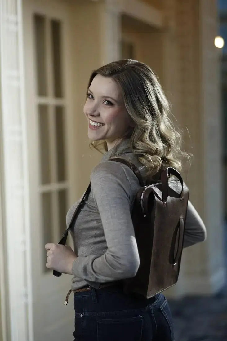 Girl wearing on her back a Muskox Leather Backpack Le Feuillet by Qiviuk Boutique