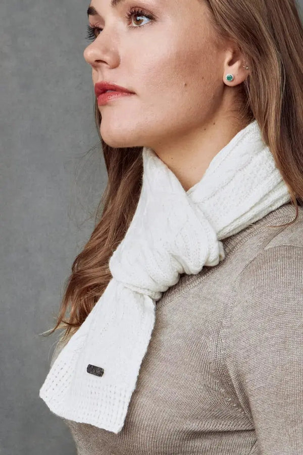 Girl wearing a Fisherman Unisex Scarf Merino wool Qori