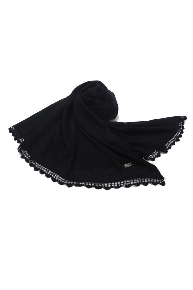 Qiviuk Finito woman's shawl in black by Qiviuk Boutique